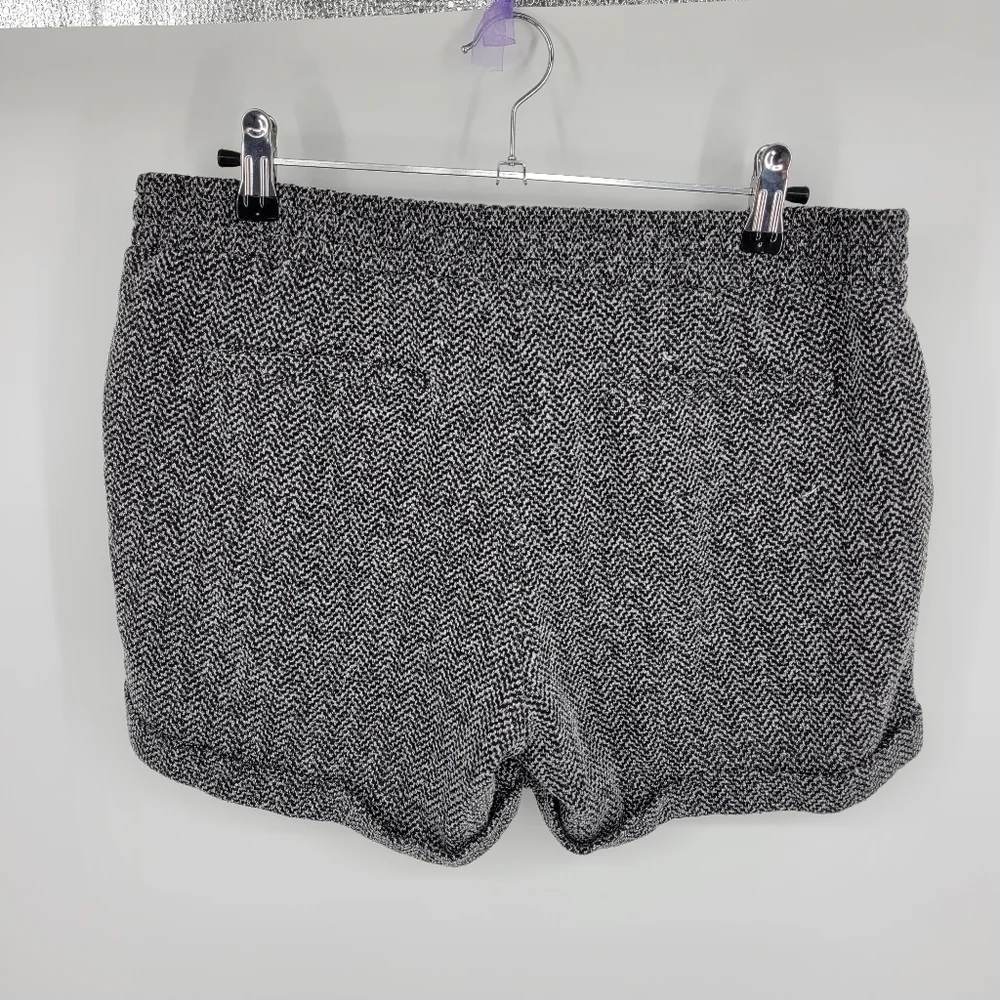 Old Navy Gray and White Pattern Drawstring Shorts Belt Loops and Front Pockets M